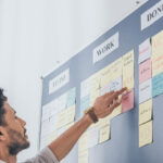 Hombre dando sus primeros pasos en Scrum